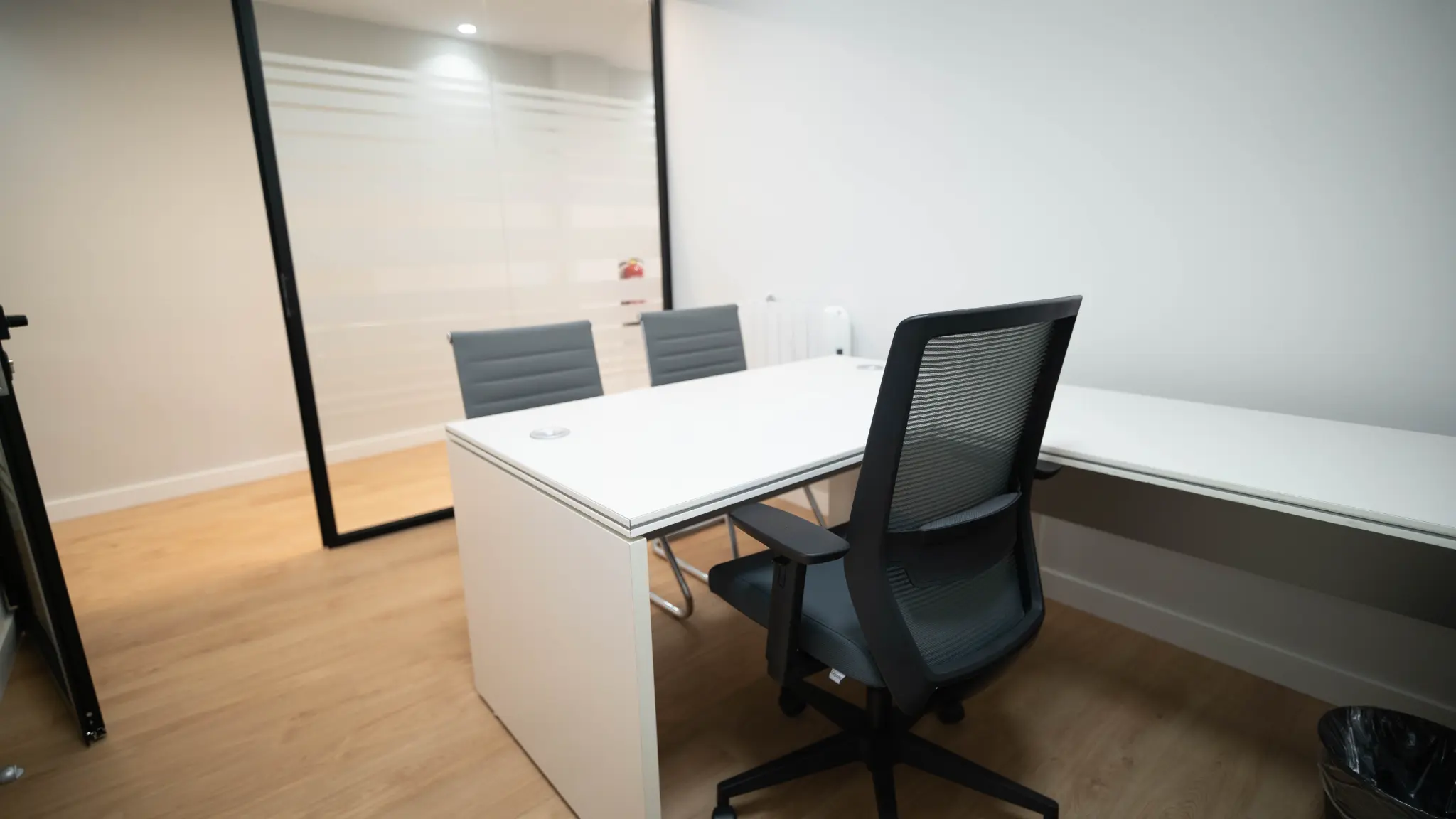 Despacho de trabajo con escritorio y sillas ergonómicas